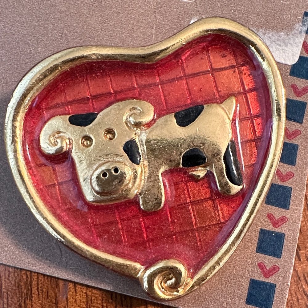 Vintage 90s New‎ on Card Gold Tone Red Enamel Painted Heart Shaped Cow Brooch